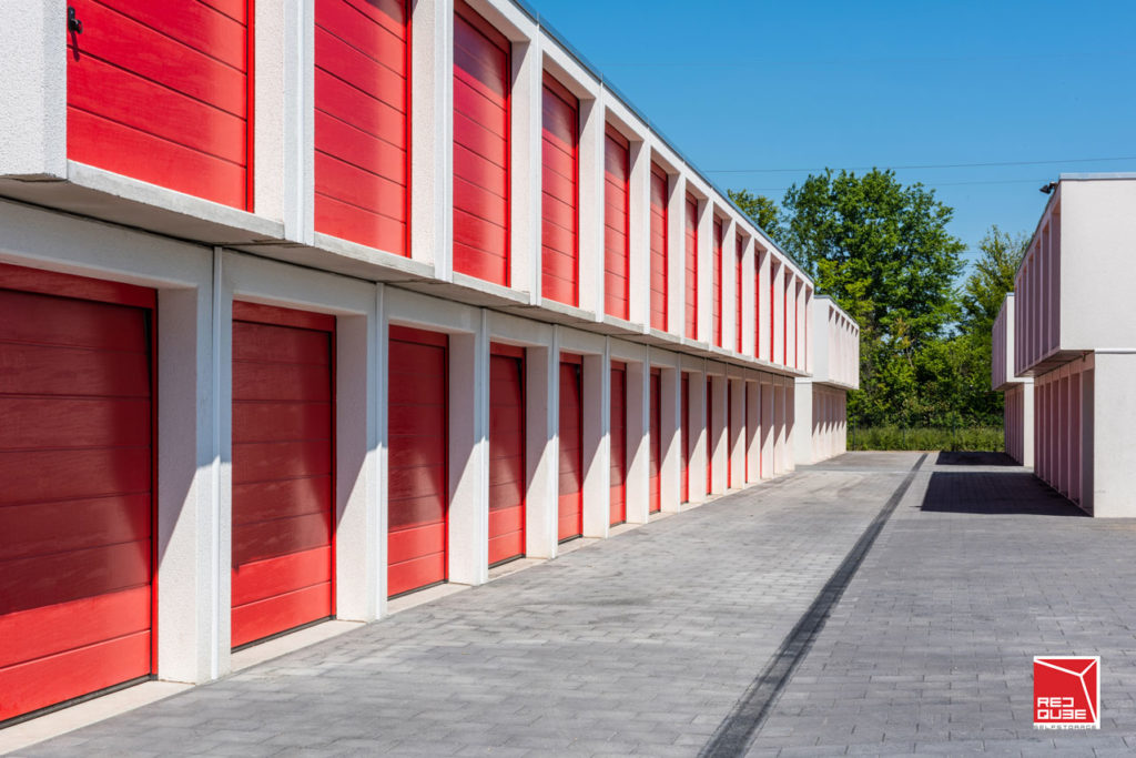 Diagonaler Blick auf eine Fahrbahn des Selfstorage-Parks