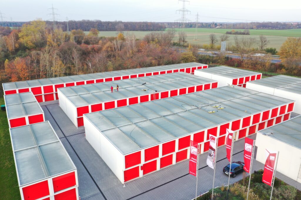 Lagerpark Luftbild diagonal, Selfstorage Park aus Dronensicht