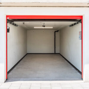 Offene Garagen im Untergeschoss leer